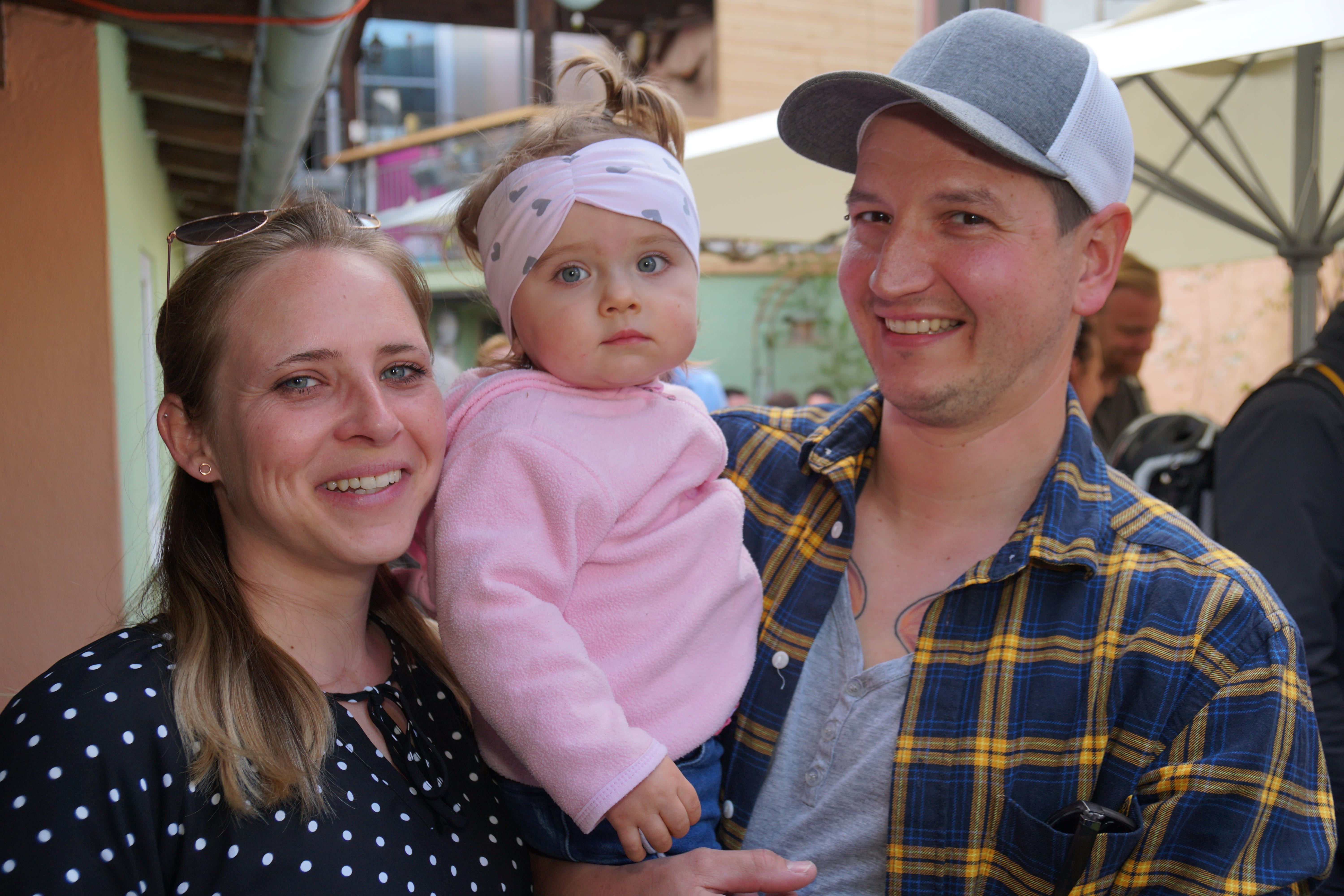 Vorfreude auf Ostern - Gesehen in Obernburg am Main:
Ivonne Becker mit Ehemann André Herschke und gemeinsamer Tochter Lia-Elaine aus Kleinwallstadt:
„Wir färben und verzieren unsere Ostereier selbst! Da darf unsere eineinhalbjährige Tochter schon ein wenig mithelfen. Außerdem haben wir österliche Ausstechformen für unser besonderes Gebäck: aus dem Teig stechen wir entsprechende Motive aus. Nach dem Backen freut sich jeder in der Familie über unsere tollen Osterkekse!"