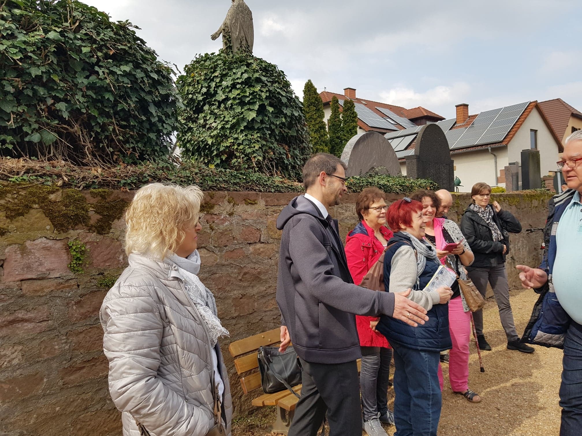 Mit Landrat Jens Marco Scherf on Tour durch Obernburg.