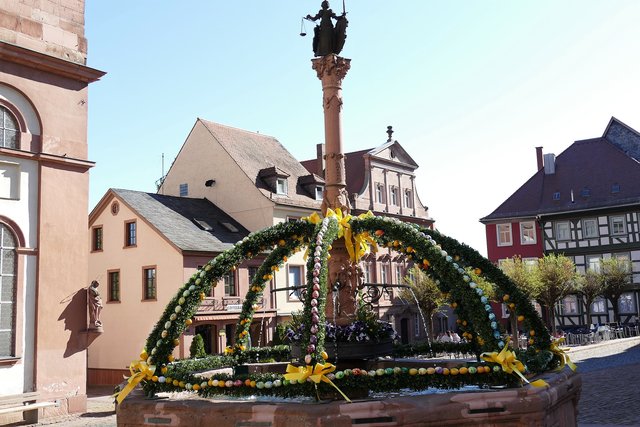 Österlich geschmückter Marktbrunnen