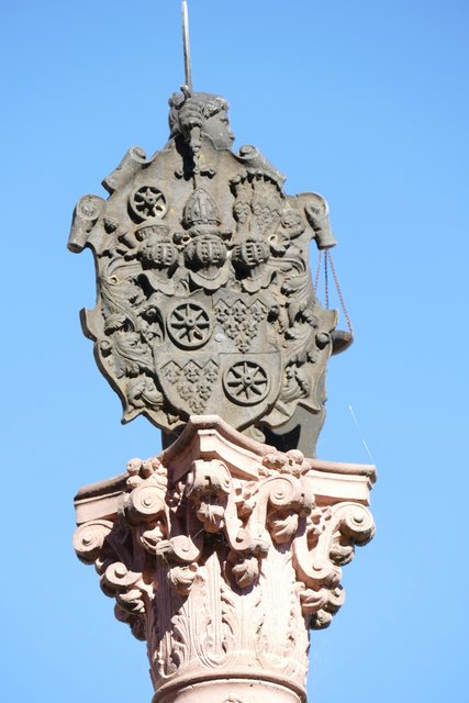 Die Wappenspitze des Marktbrunnens