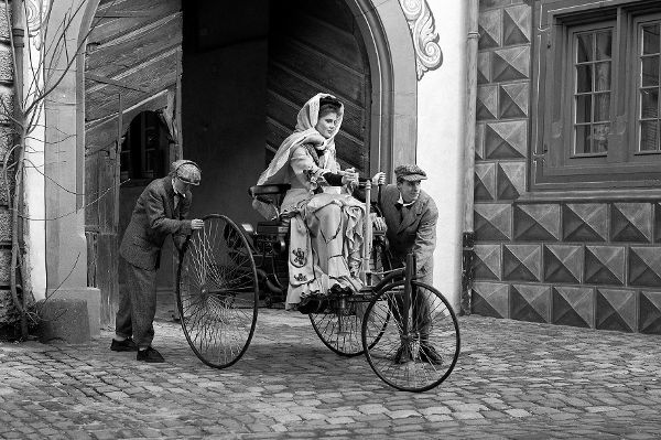 Bertha Benz erbringt 1888 den Beweis, dass Autos langstreckentauglich sind.