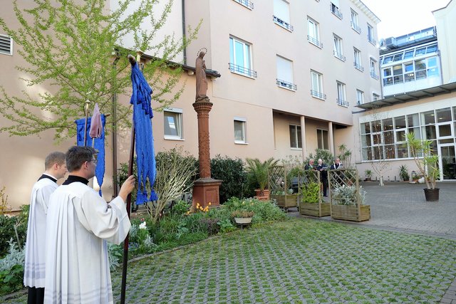 An der Mariensäule im Hof von "Maria Regina"