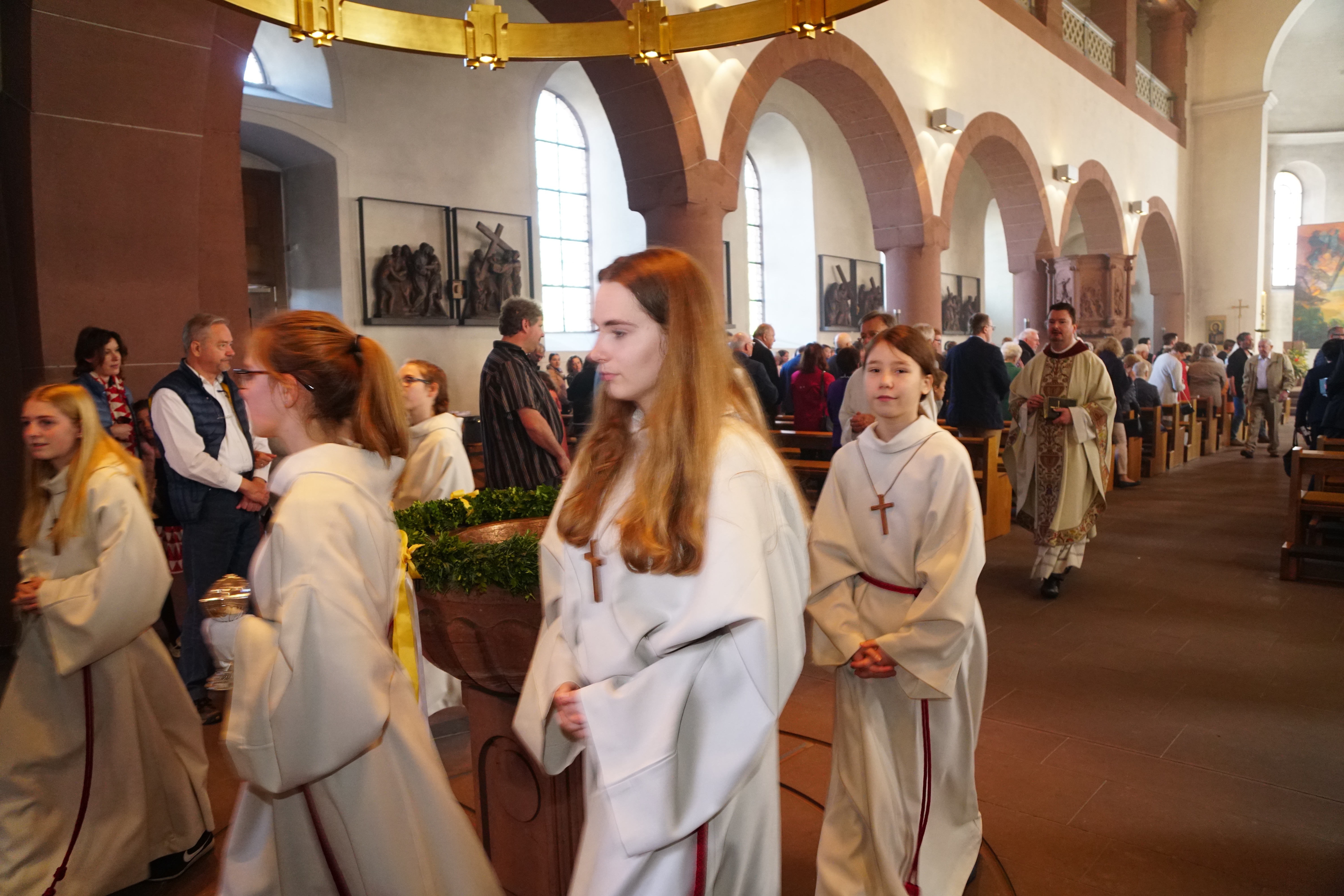 Feierlicher Auszug nach der Ostermesse am ersten Feiertag ( 21.04.2019 ) in Miltenberg in der Stadtpfarrkirche St. Jakobus d. Ä. mit temperamentvollem Orgelspiel.
