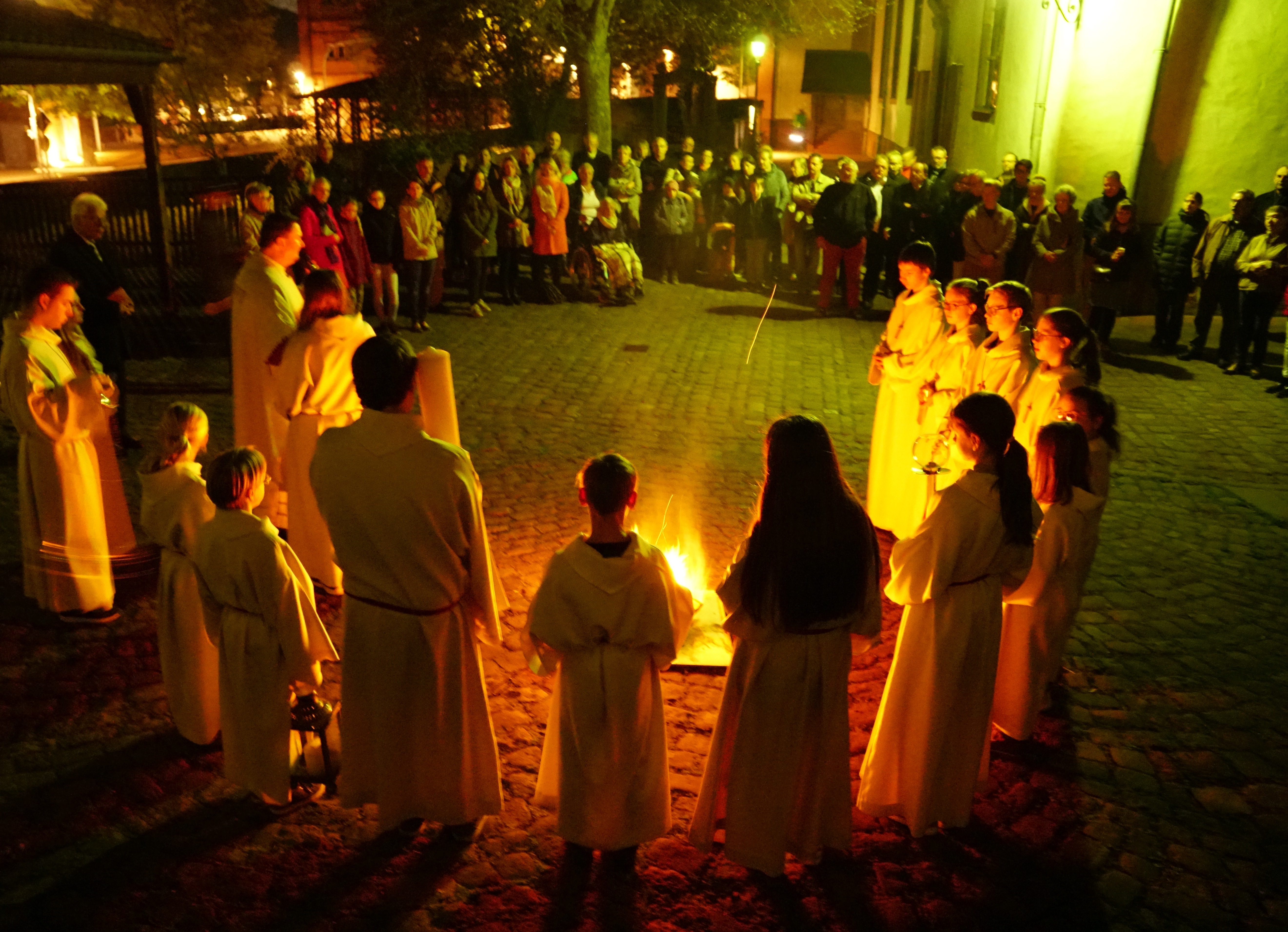 Auferstehungsfeier in Miltenberg am ersten Osterfeiertag gegen 5 Uhr früh.