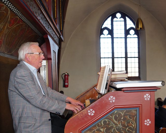 Organist Erich Köhler spielt temperamentvoll die Orgel beim Ostergottesdienst in Eichenbühl am zweiten Osterfeiertag 2019. 