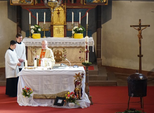 Pfarrer Artur Fröhlich hält den Festgottesdienst in der Pfarrkirche St. Cäcilia in Eichenbühl am zweiten Osterferiertag 2019.  