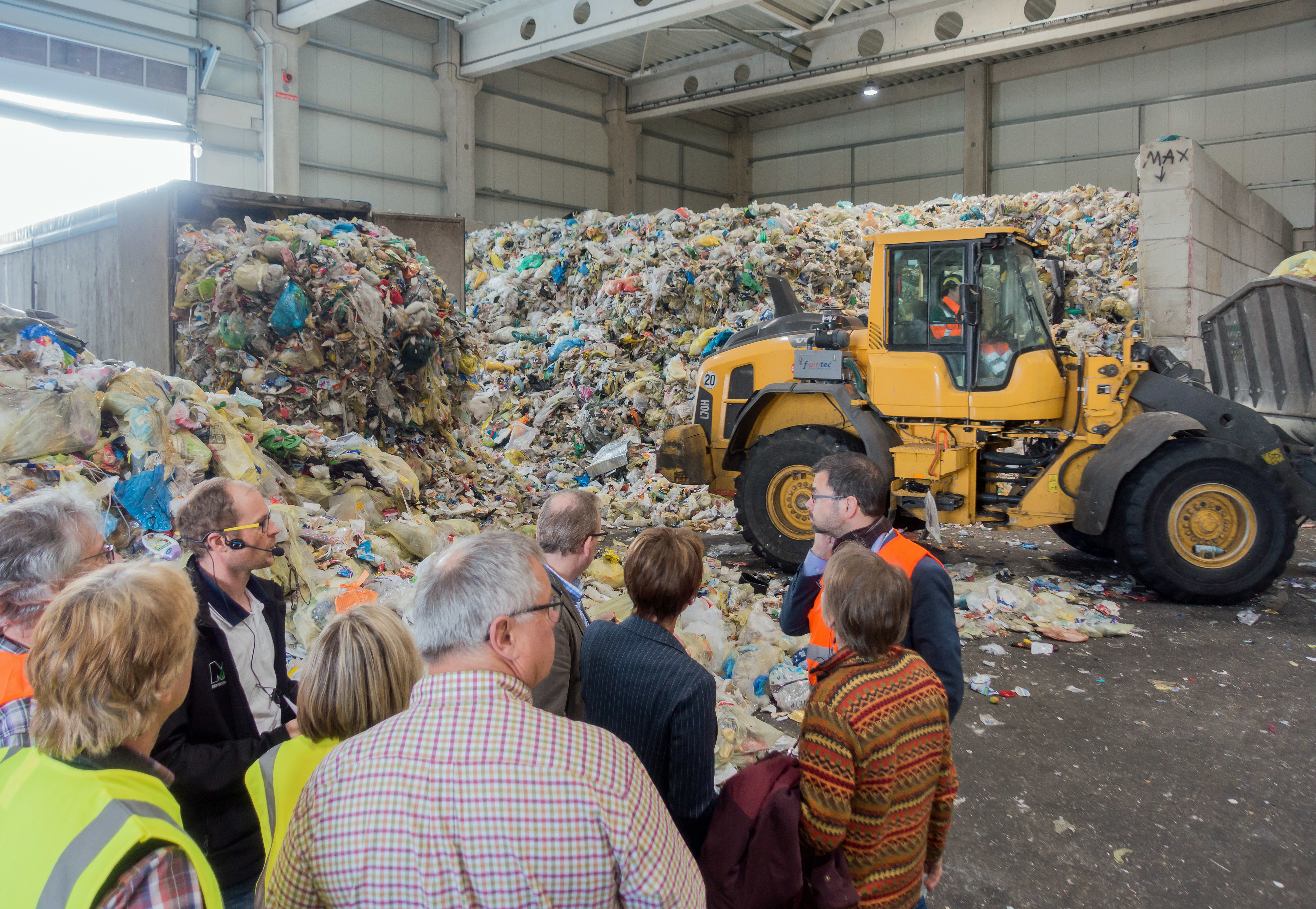 Bis zu 500 Tonnen Material aus gelben Säcken und gelben Tonnen wird täglich in der Sortieranlage der Firma MEILO in Gernsheim angeliefert.