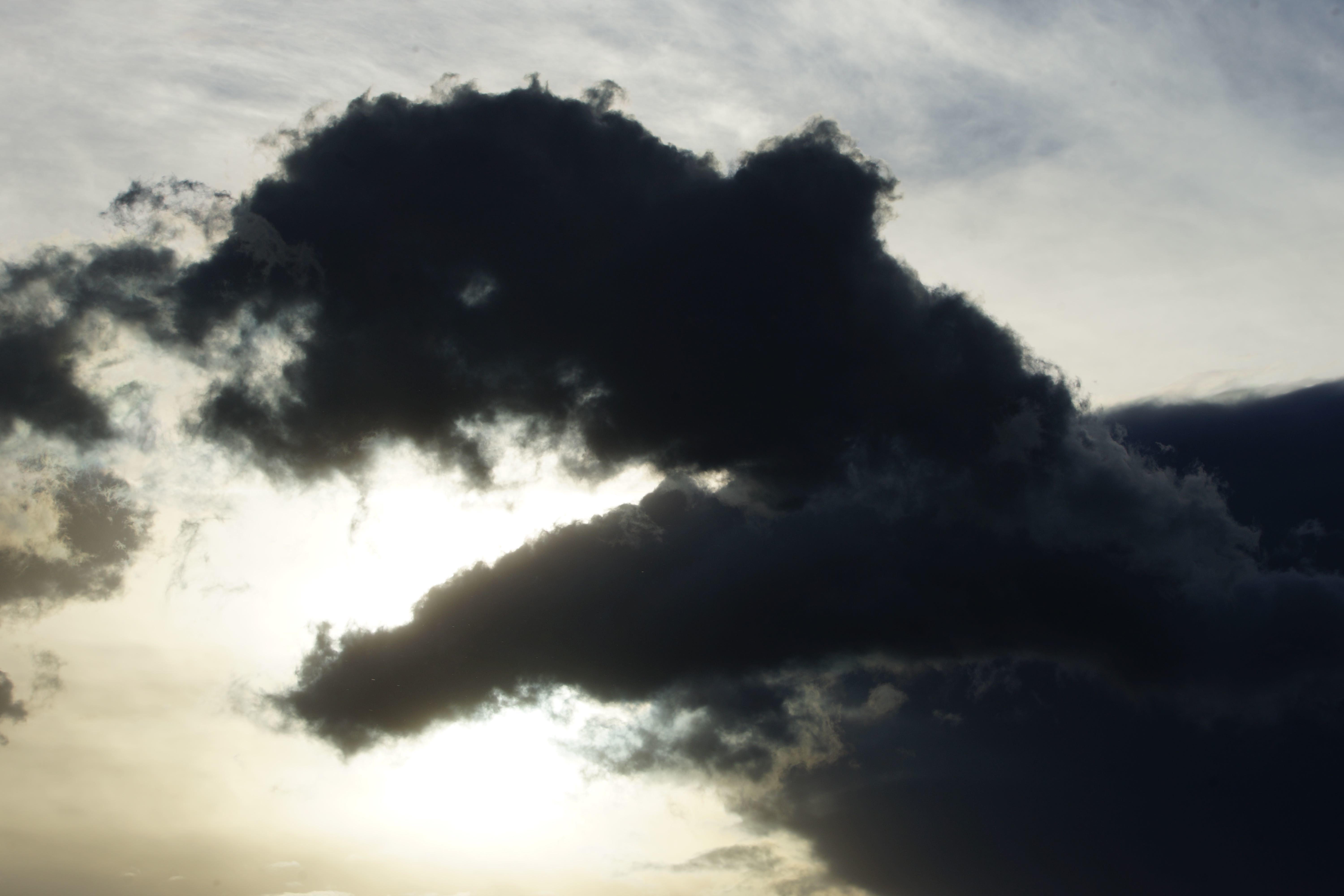 Gegen Sonnenuntergang erschienen gigantische Wolken auf, die schnell vorüberzogen.
Dann wurde es stürmisch! Böen fegten über die Felder und Äcker, Sie wirbelten trockene Bodenpartikel durch die Luft.