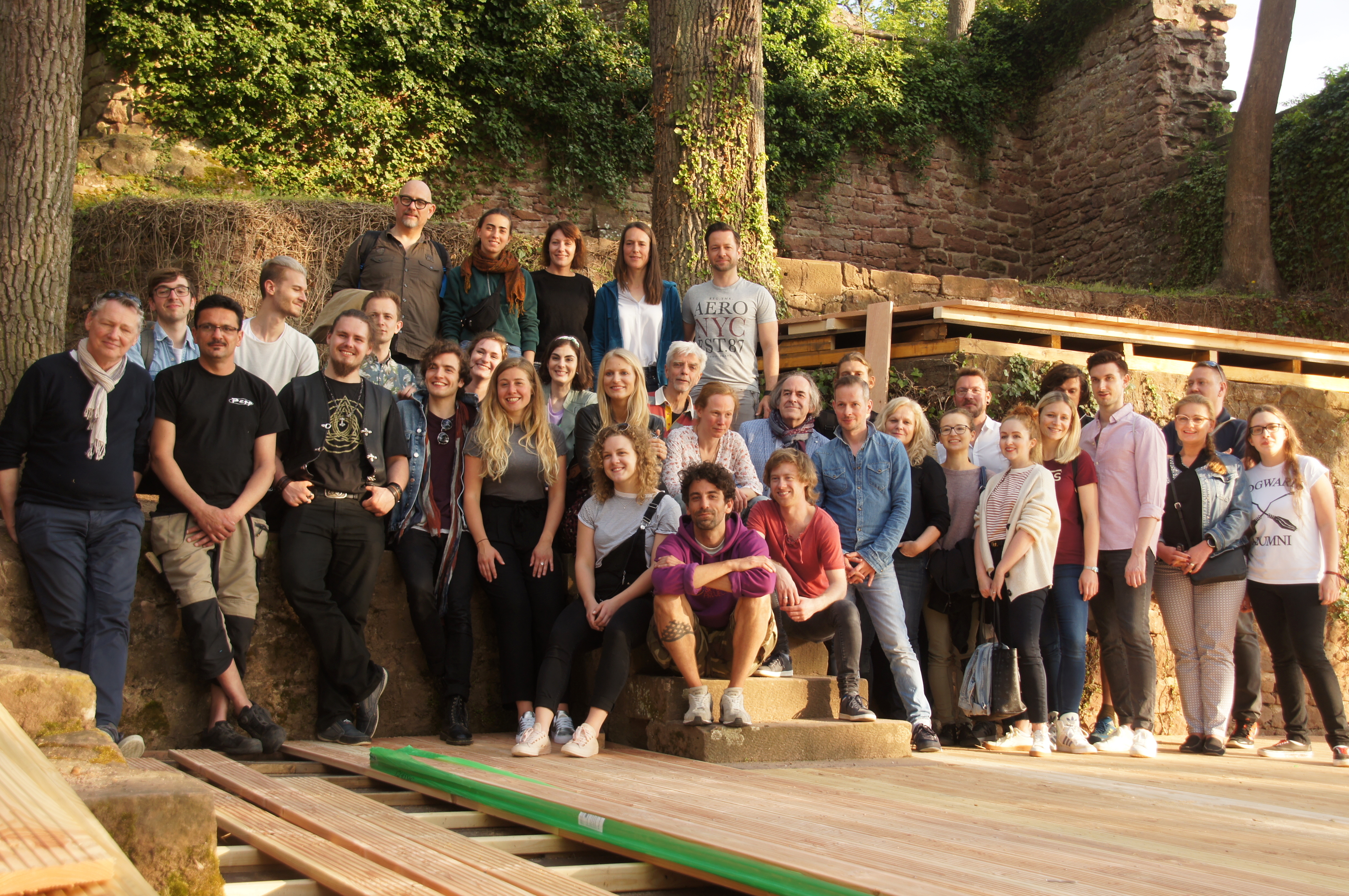 Gruppenbild mit den Akteurinnen und Akteuren der diesjährigen Clingenburgfestspiele am 1. Mai.