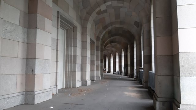 Der Wandelgang um die Kongresshalle - aus Granit | Foto: Wolfgang Giegerich