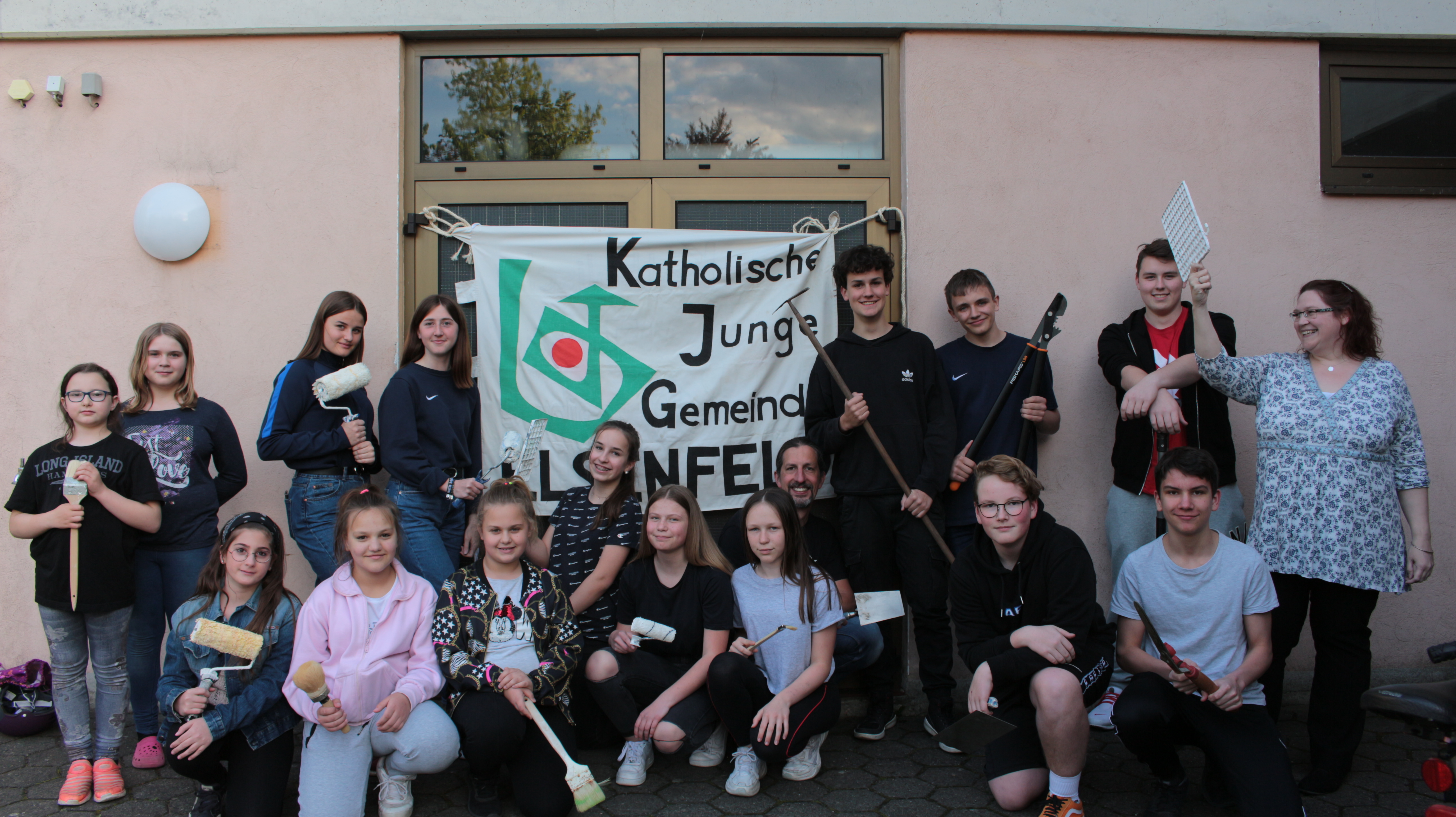 Nach dem Motto „Alles neu macht der Mai“ werkelt die KJG Elsenfeld in und um das Elsenfelder Pfarrheim.