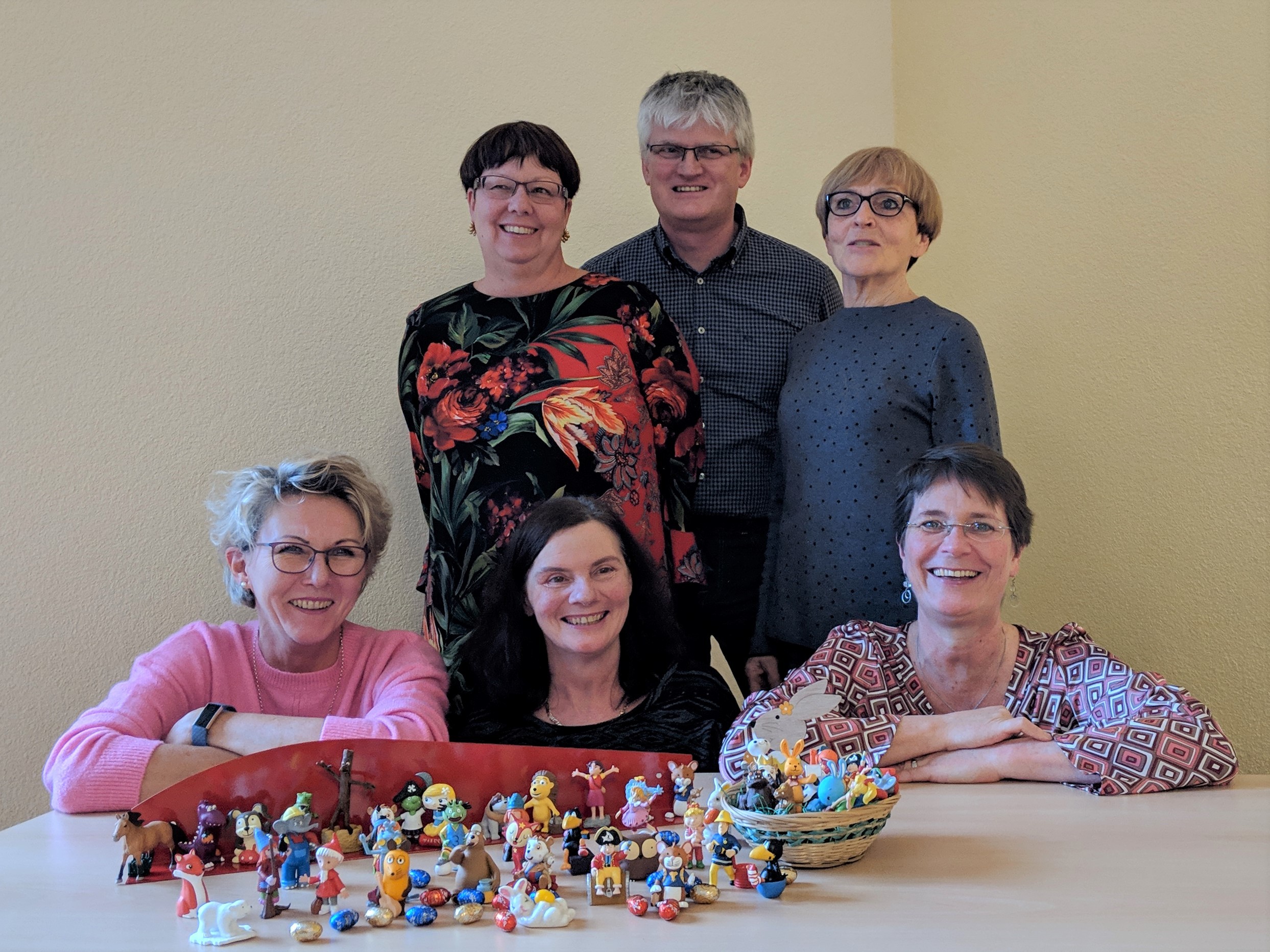 Mitglieder des Fördervereins LeseZeichen e.V. bei der Überreichung ihres Ostergeschenkes an die Stadtbücherei Obernburg