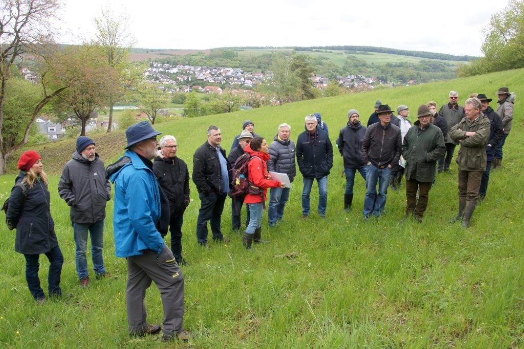 Der Geschäftsführer des Landschaftspflegeverbands Sigmar Hartlaub mit den Teilnehmern und Teilnehmerinnen der Exkursion.