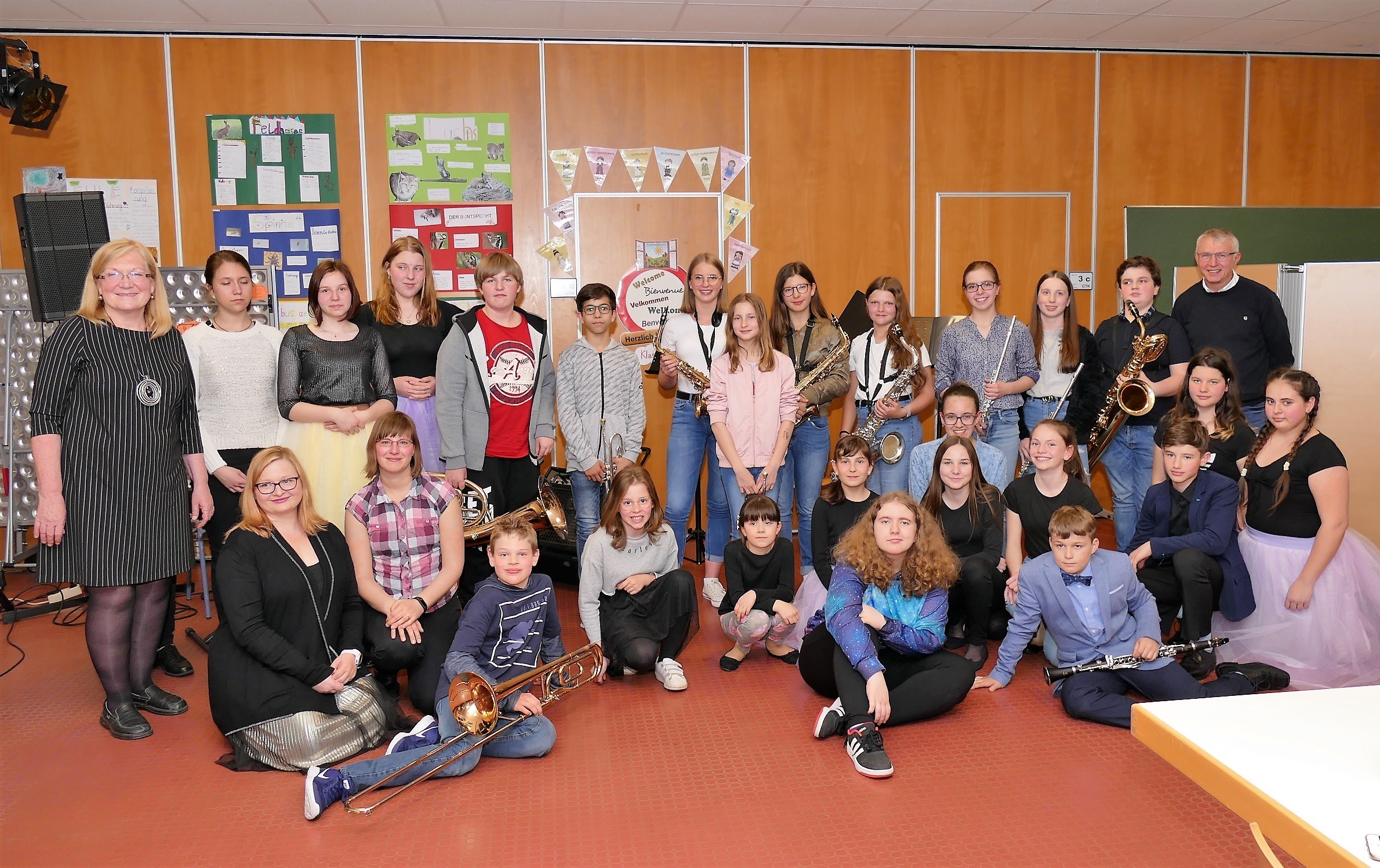 Zur Erinnerung für alle - Kinder und Jugendliche der Musikschulen Duchcov und Miltenberg
links im Bild: Sàrka Gauseovà, Rektorin der Musikschule Duchcov, rechts hinten: Waldemar Stockert, Leiter der Musikschule Miltenberg