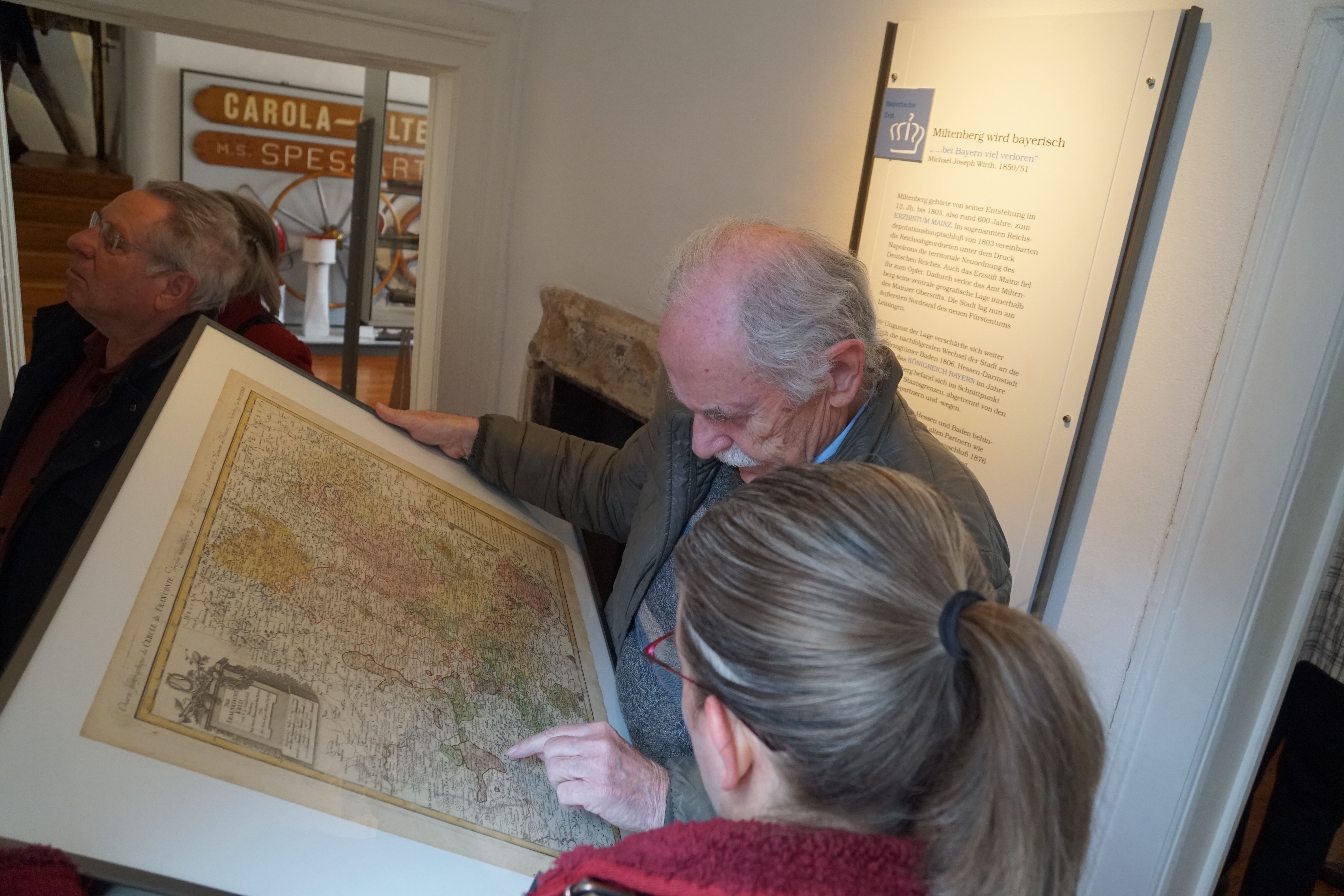 Der Vorsitzende des Freundeskreis Museum der Stadt Miltenberg, Dr. Ernst Spindler, spannte für die interessierten Besucherinnen und Besucher einen kurzweiligen Bogen von der Herstellung der Landkarten bis zu ihrer Rolle als Handelsware.