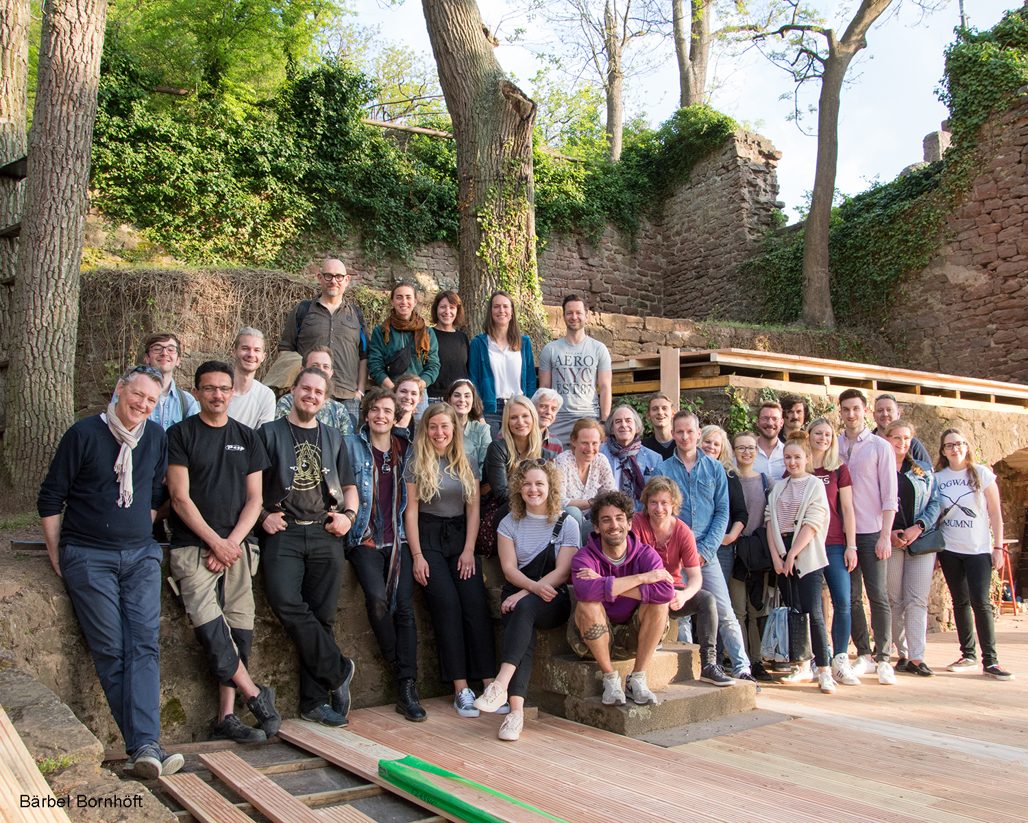 Gruppenbild mit Ensemble und Akteuren hinter der Bühne auf der Clingenburg.