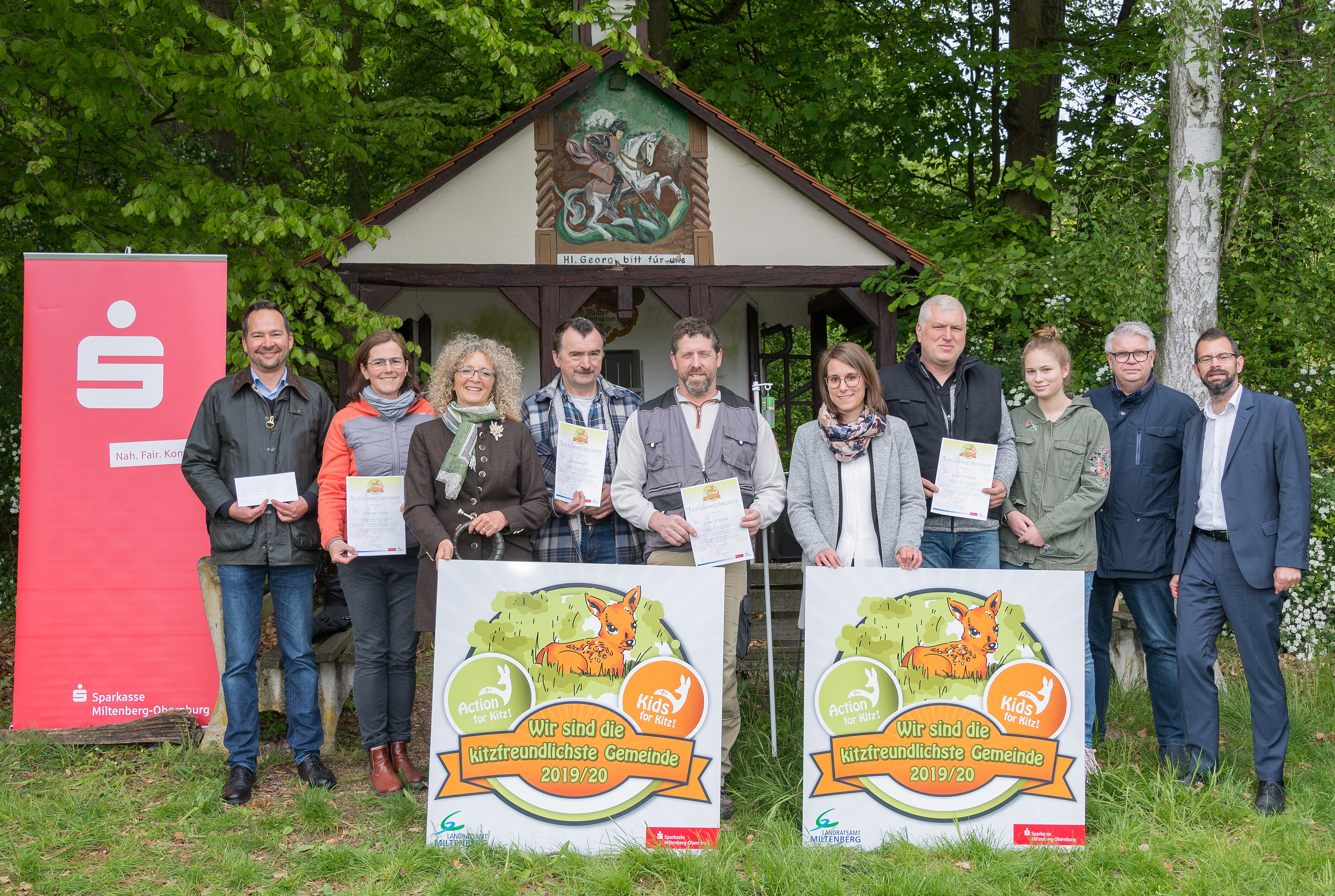 Landrat Jens Marco Scherf (rechts) zeichnete die Gemeinde Großwallstadt als kitzfreundlichste Gemeinde 2019 aus und überreichte zwei Plaketten an Bürgermeister Roland Eppig (zweiter von rechts) sowie zwei elektronische Kitzretter an die Helferinnen und Helfer. Weiter auf dem Bild Konrektor Andreas Fischer (links), Ingrid Stenger (BJV, dritte von links), Stephanie Trunk (Sparkasse, fünfte von rechts) und die beteiligten Landwirte.