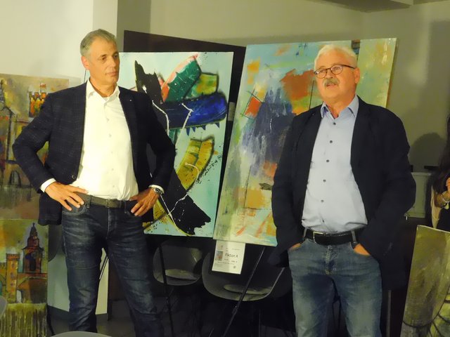 Auktionator Günter Goldhammer und Dr. Eberhard Kroth vom Verein Hilfe in Not.
