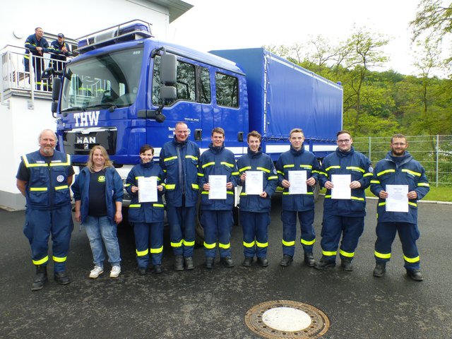 Das Bild zeigt von links nach rechts: Ausbildungsbeauftragten Martin Oettinger, die fachbezogene Ausbilderin Carina Czerny und die frischgebackenen Helfer Tina Breitenbach, Sebastian Neese, Nico Höhnlein, Fabio Aleo, Mischa Herbert, Simon Fichtmüller und Thorben Knörzer | Foto: THW Miltenberg