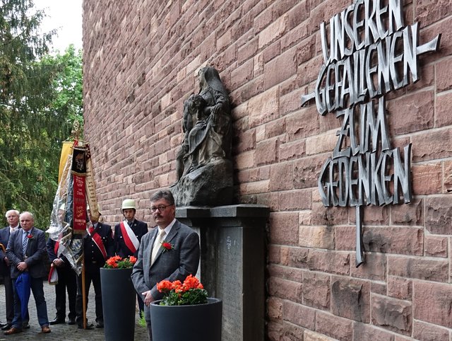Würdevolles Totengedenken vor der Pfarrkirche in Hausen. 