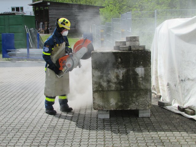 Prüfling bei der Bewältigung der Prüfungsaufgabe, Umgang mit dem Motortrennschleifer. | Foto: THW Miltenberg