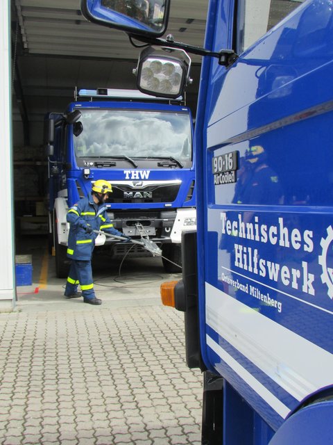 Prüfling bei der Bewältigung der Prüfungsaufgabe, Umgang mit dem Greifzeug. | Foto: THW Miltenberg