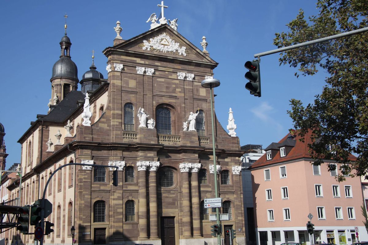 Der Sarg wird in der Seminarkirche Sankt Michael aufgebahrt.