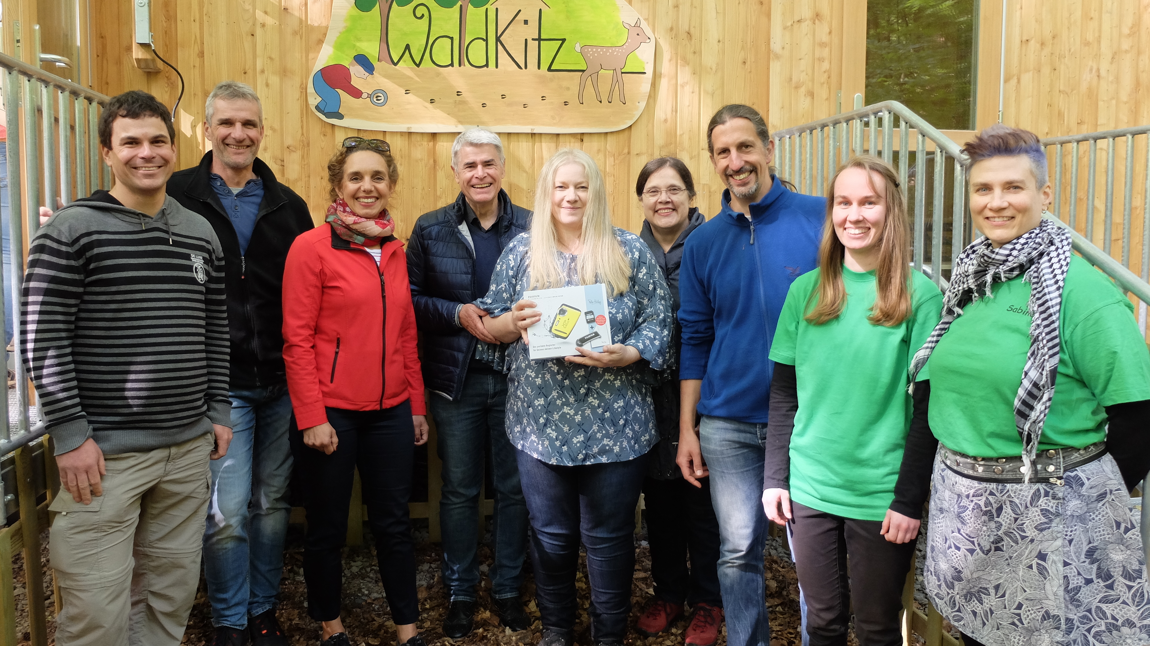 Unser Bild zeigt von links nach rechts: Björn Henn, Rudi Thorwart, Carmen Stripp, Berthold Oberle, Waldkindergarten-Leiterin Silke Zöller-Frieß, Barbara Heer, Thomas Becker, Erzieherin Christin Schermaul und Erzieherin Sabine Kroth