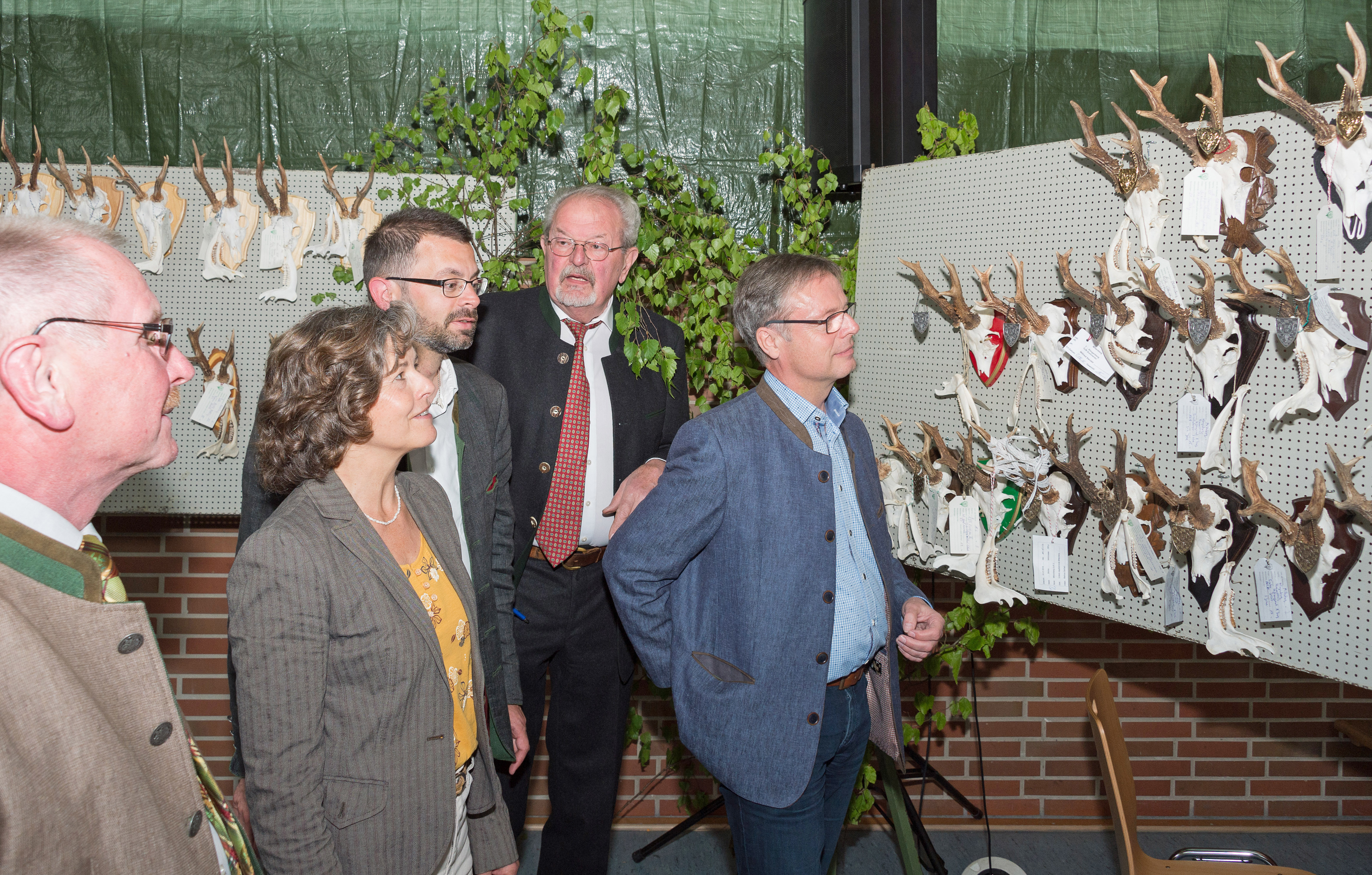 Hegeschau_nord: Vor Beginn der Hegeschau warfen (von links) BJV-Kreisgruppenvorsitzender Klaus Peter Gerhart, Regina Goll (Leiterin des Sachgebiets Naturschutz, Jagd- und Fischereiwesen), Landrat Jens Marco Scherf, Jagdberater Roland Dotterweich und Bürgermeister Dietmar Fieger einen Blick auf die Trophäen.