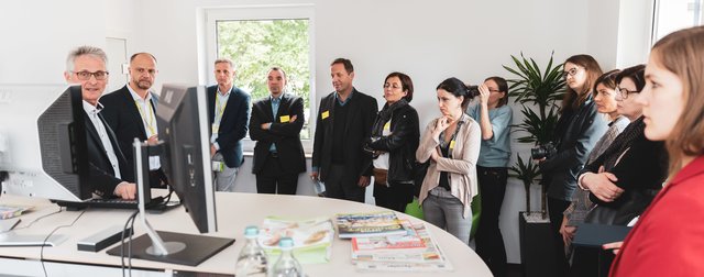 Gogol Study Tour am 8. Mai 2019 im News Verlag Miltenberg:Beim „Schulterblick“ mit Geschäftsführer Charles Henri Rüttiger (links) informierten sich die Gäste zum Thema „Info-Veranstaltungen für Kunden“.  | Foto: News Creativ