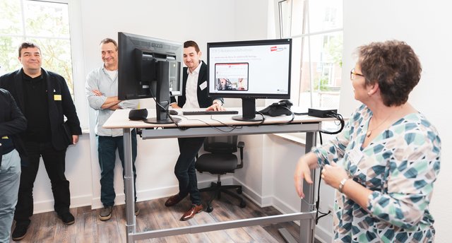 Gogol Study Tour am 8. Mai 2019 im News Verlag Miltenberg. Bei André Rüttiger, Leiter Neue Medien (hinten rechts) und Redaktionsleiterin Sabine Rindsfüsser (vorne) traf man sich zum „Schulterblick Marketing &amp; Redaktion für mehr Reichweite“.  | Foto: News Creativ