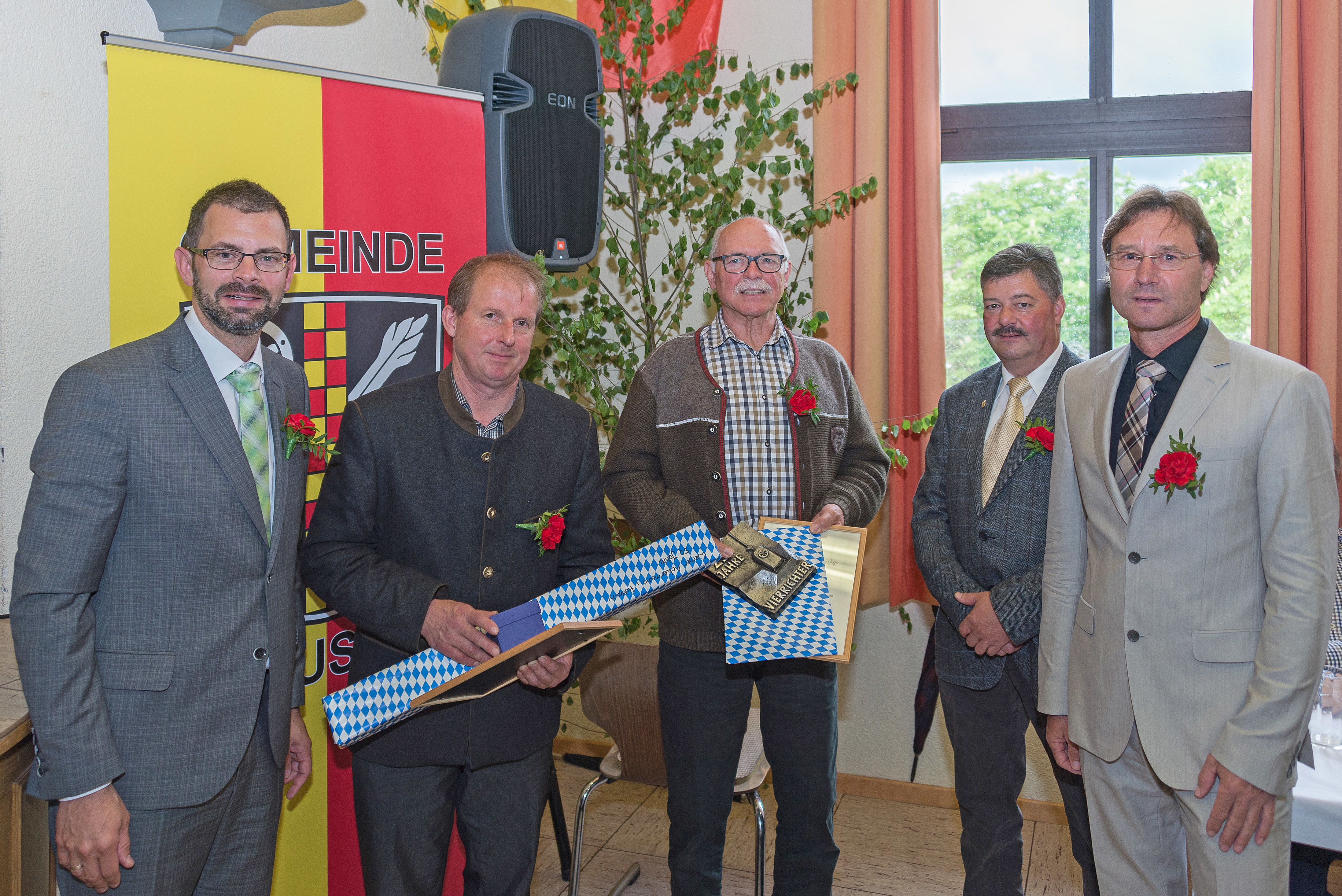 Urkunden für 25- und 50-jährige Tätigkeit als Feldgeschworener überreichten Landrat Jens Marco Scherf (links) sowie Andreas Zimmermann (Vermessungsamt) und Ortsobmann Christian Schüßler (von rechts) an Hubert Ackermann (stellvertretend für seinen Vater Werner) und Albrecht Moro (zweiter und dritter von links).