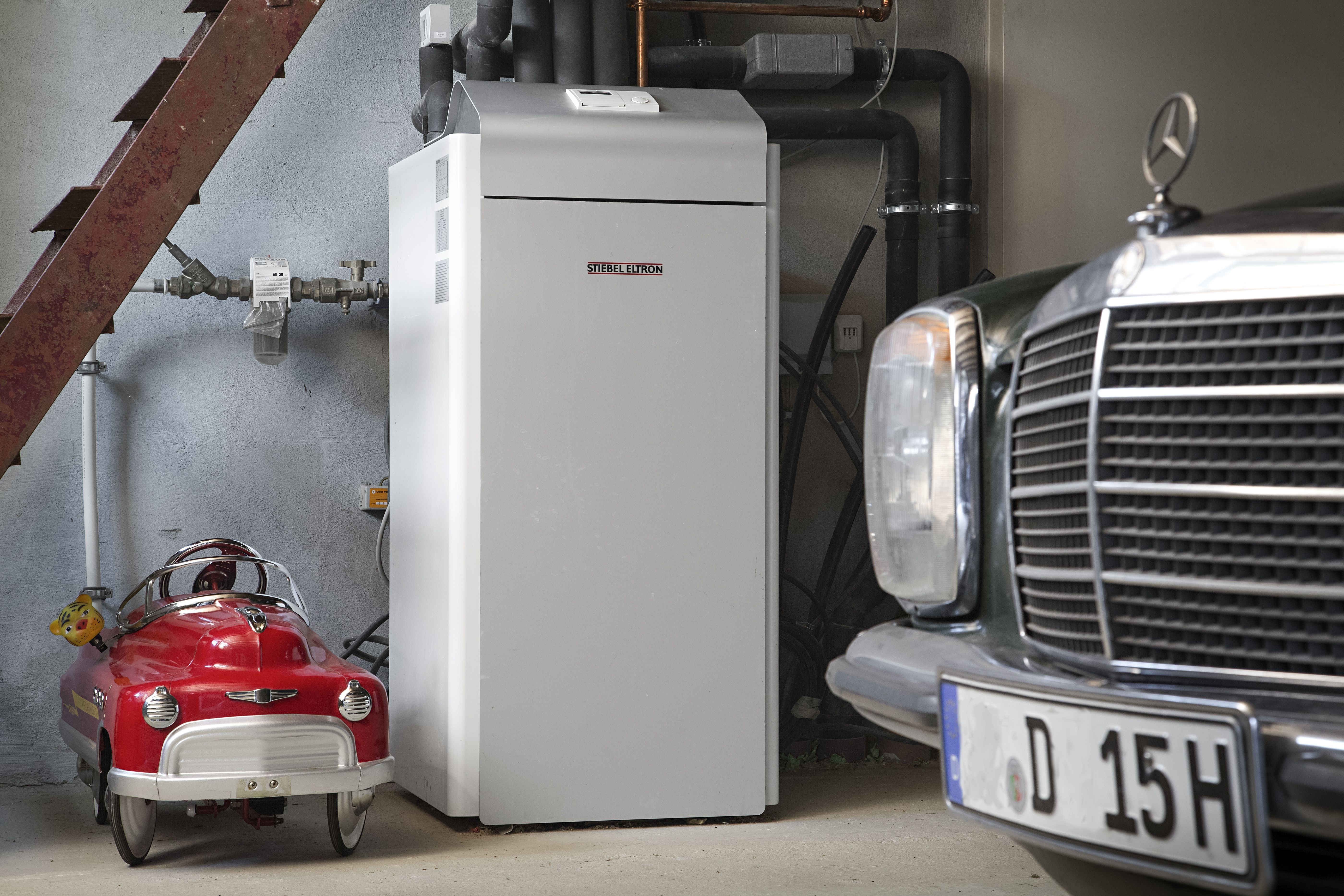 Ob im Technikraum in der Garage oder ganz außerhalb des Hauses – der Standort der Wärmepumpe spielt keine Rolle, wenn in Verbindung mit einer Fußbodenheizung über die Heizungsanlage effektiv geheizt und gekühlt werden soll.