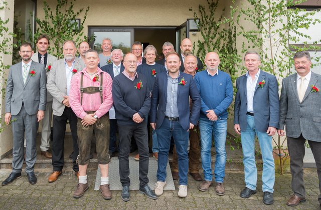 Gleich 14 neue Feldgeschworene wurden in Hausen vereidigt. Das Bild zeigt sie (von links) mit Landrat Jens Marco Scherf und Andreas Zimmermann (Vermessungsamt) sowie dem Kreisobmann Christian Schüßler (rechts).