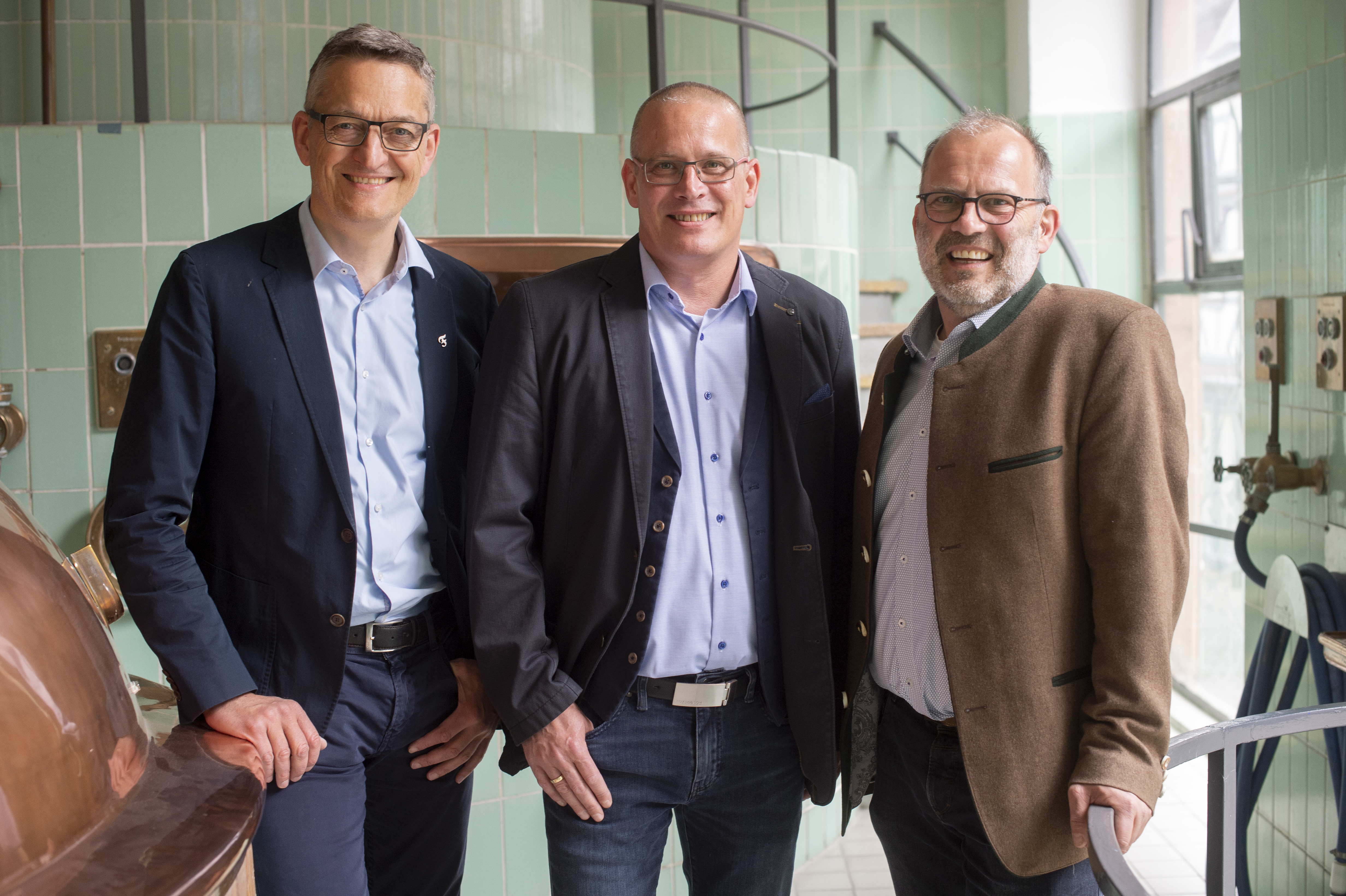 Der künftige neue 1. Braumeister des Brauhaus Faust zu Miltenberg, Stefan Falk (Mitte), zusammen mit Johannes Faust (links) und Cornelius Faust (rechts)