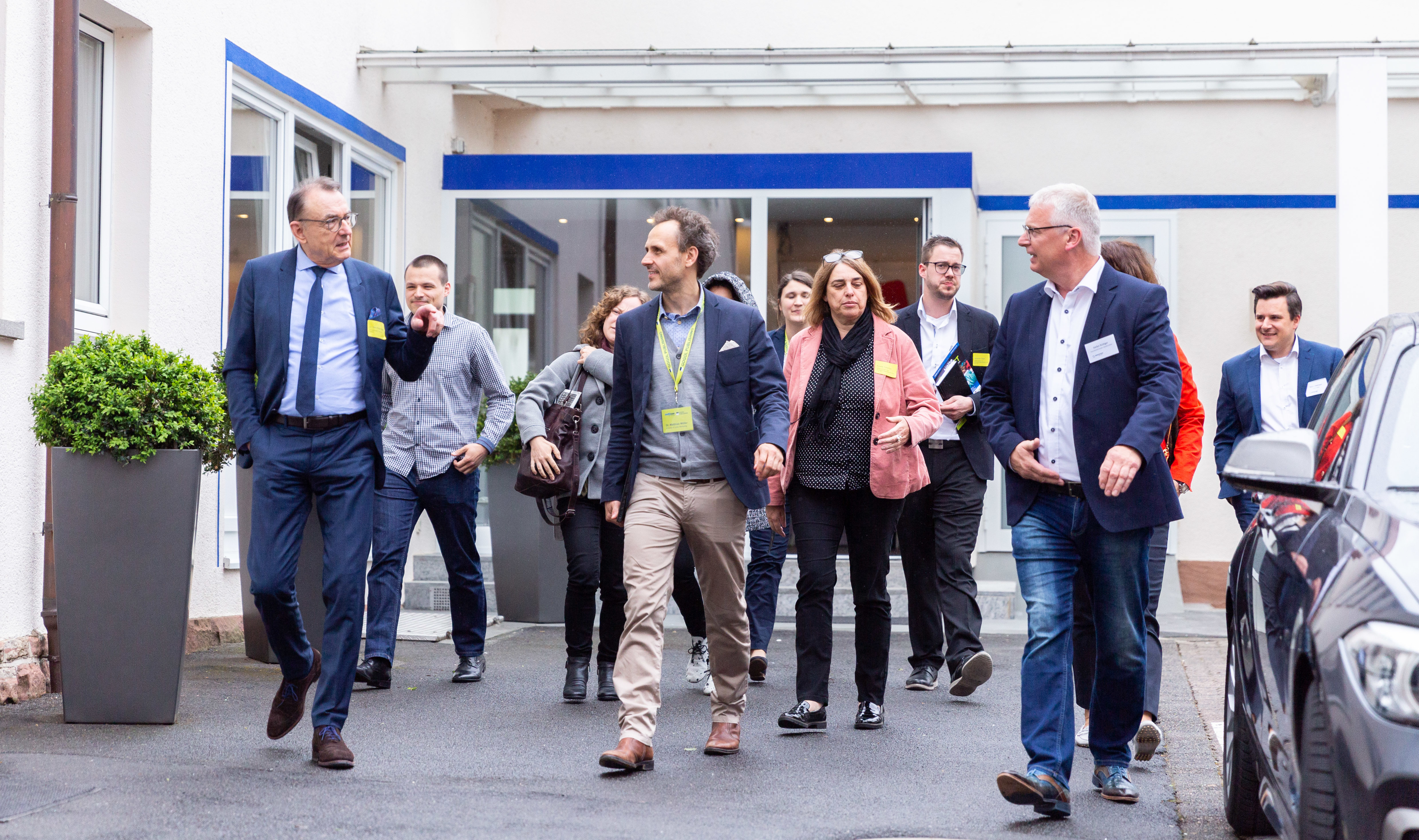 Gogol Study Tour am 8. Mai 2019 im News Verlag Miltenberg. Eine Teilnehmergruppe macht sich auf zum „Schulterblick“. Links Dr. Heinz-Peter Kieser, rechts vorne Stefan Rüttiger.