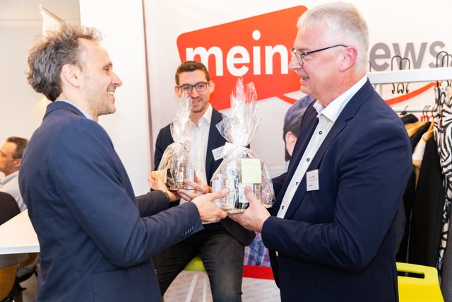 Gogol Study Tour am 8. Mai 2019 im News Verlag Miltenberg: Dr. Matthias Möller (links) Leiter Marketing und Produkt bei Gogol Publishing bedankt sich bei Stefan Rüttiger, Geschäftsführender Gesellschafter der News Verlag Gmbh &amp; Co. KG. | Foto: News Creativ