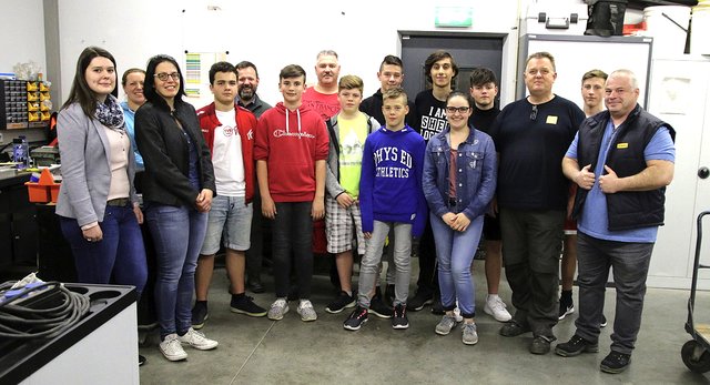 Bei einem Betriebsrundgang berichteten Jörg Wildner und Alexander Gellner über den Verlauf der Ausbildung in den Berufen „Elektroniker“ und „Industriemechaniker“.