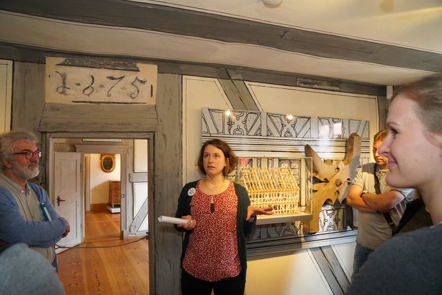 Vera Dembski M.A., die stellvertretende Museumsleiterin im Museum der Stadt Miltenberg,  erläutert Lehrerinnen und Lehrern vom Arbeitskreis Schule und Heimatpflege "Highlights" der umfangreichen Sammlung und stellt attraktive Workshops vor. Am meisten wird eine Reise in Steinzeit gewählt, berichtet sie. 