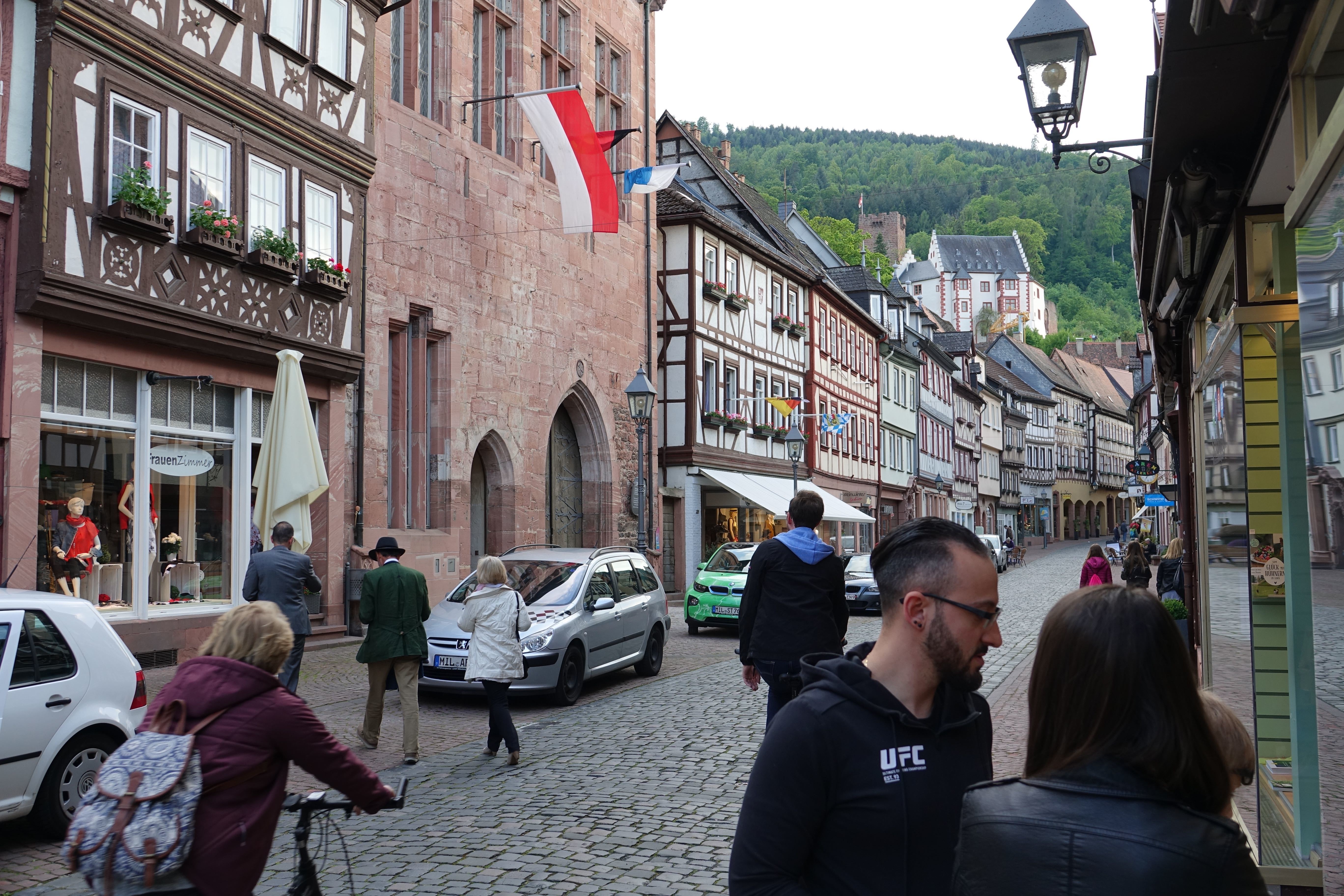 Auf zum Bürgersaal im Alten Rathaus in Miltenberg! In wenigen Minuten beginnt ein geschichtsträchtiger Vortrag!