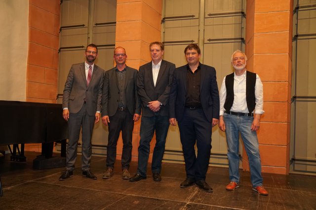 
Anlässlich des 70-jährigen Bestehens des Grundgesetzes der Bundesrepublik Deutschland blickten der Landkreis Miltenberg und die Stadt Miltenberg in einer gemeinsamen Feierstunde auf die Anfänge der Demokratie in Deutschland zurück: v.l. Landrat Jens Marco Scherf, Arne Dechow (Lesung), Kreisheimatpfleger Eric Erfurth,  Dr. Jörg Schweigard (Vortrag) und Bodo Kolbe (Musik). 