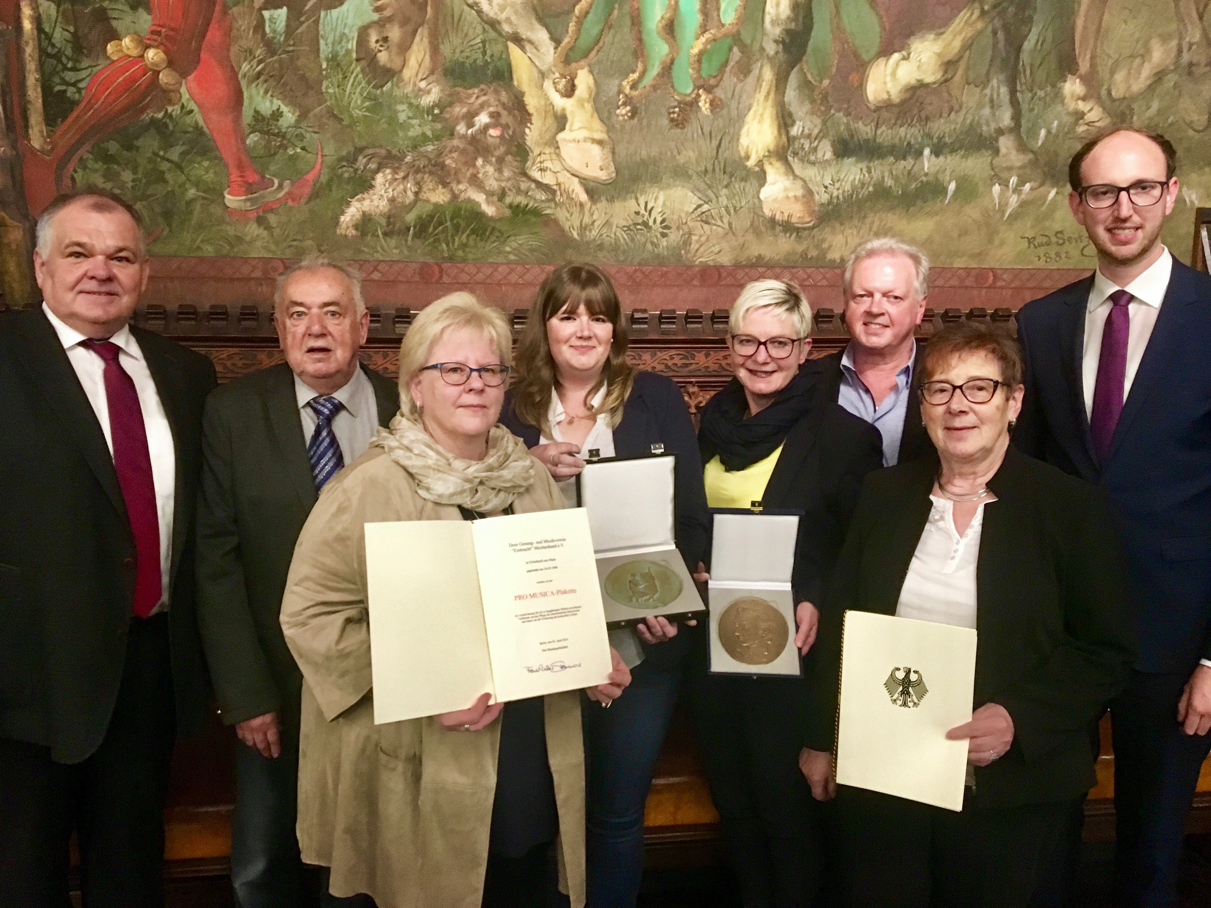Paul Kruppa, Reiner Full, Jutta Kruppa, Lena Hennesthal, Barbara Markert, Werner Hennesthal, Monika Berninger und Benjamin Bohlender (von links) nehmen die Auszeichungen entgegen.