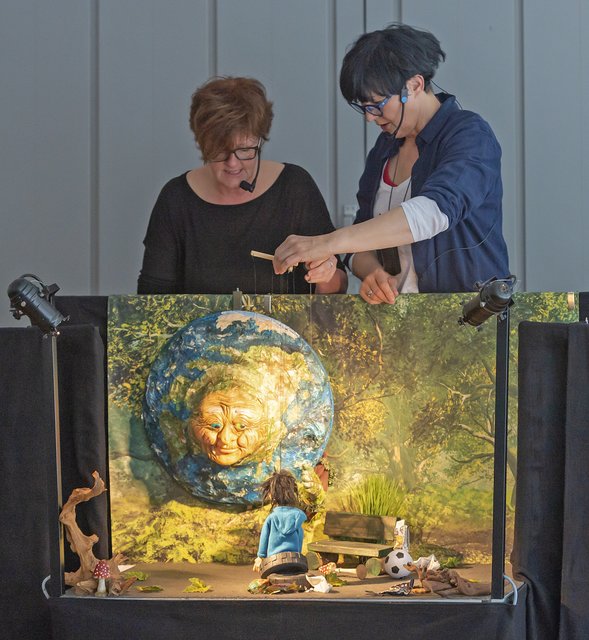 Seit 20 Jahren sind Bettina Keller (links) und Ingeborg Blos mit ihrem Puppentheater Lari-Fari im Auftrag der Kommunalen Abfallwirtschaft unterwegs.