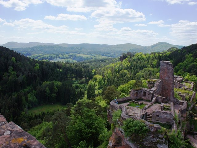 Charmante Ruine: Blick auf den Hochstein.
Foto: www.wanderarena.com