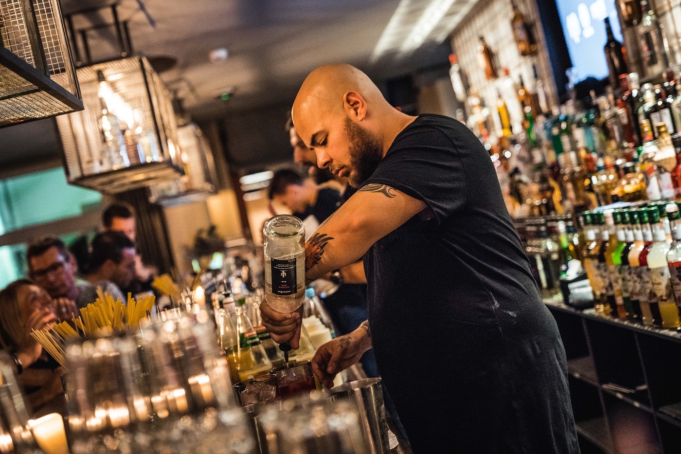 Sauer macht lustig: Gilt offensichtlich nicht bei der Cocktailwahl. Nur 6 Prozent der Deutschen wagen sich laut Marktforschung an saure Drinks heran, obwohl über die Hälfte der Befragten behaupten, gerne mal etwas Neues oder Gewagtes auszuprobieren.