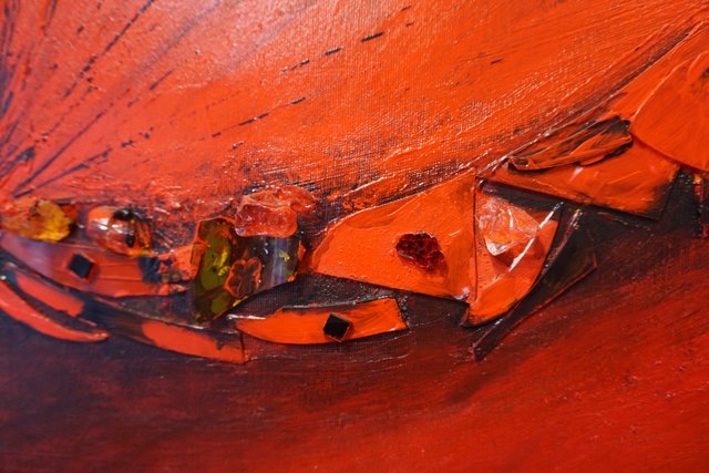 Farbintensiv und mit Glassplittern als besonderer Blickfang ausgestattet.