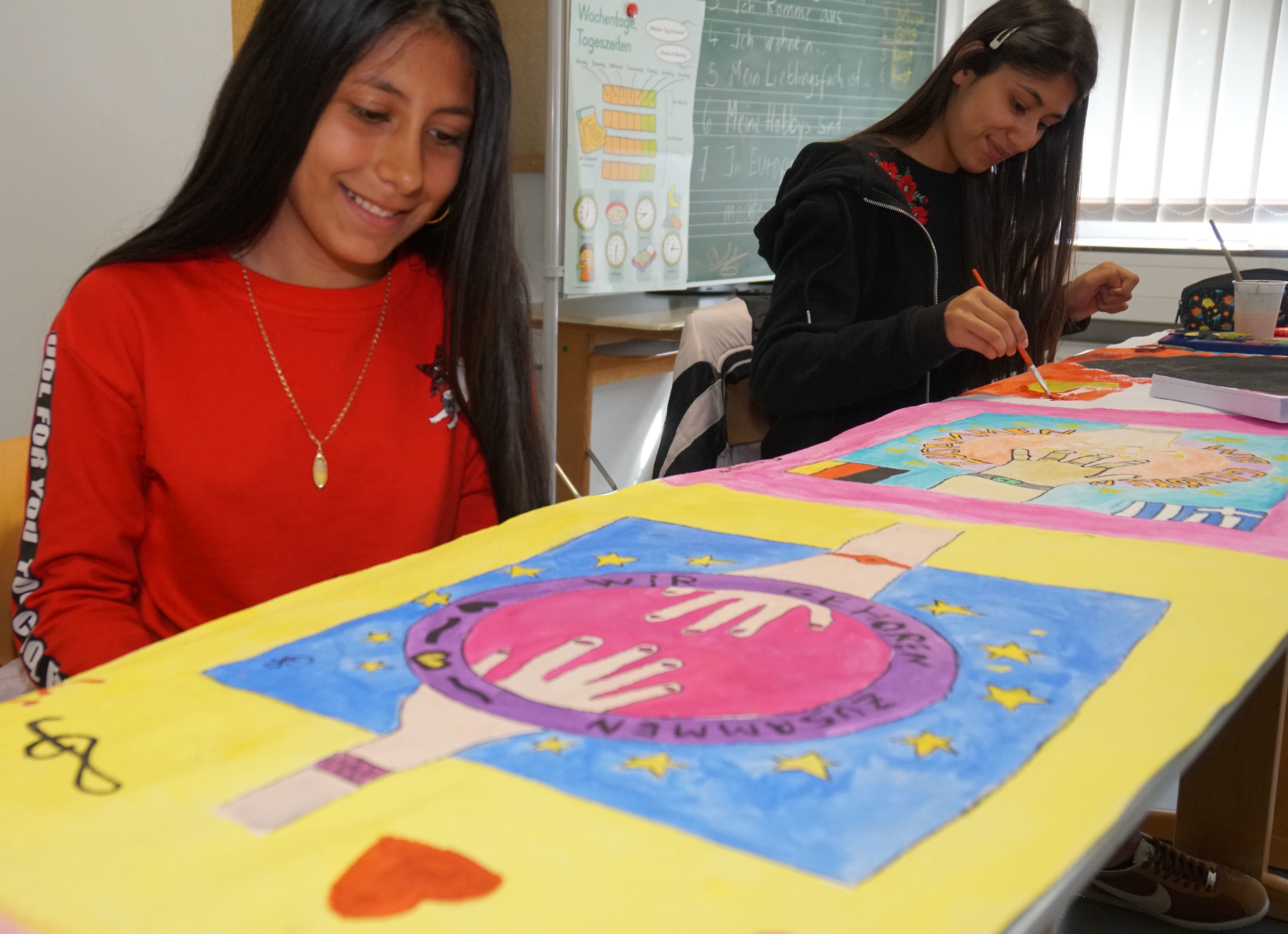 "In Europa haben wir viele Gemeinsamkeiten: Kunst, Musik, Sport, Gastfreundschaft, freidliches Zusammenleben usw. - wesentliche Erkenntnisse in einem aktuellen Kunstprojekt an der Barbarossa-Schule in Erlenbach am Main.
