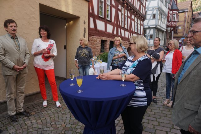 Vor der Galerie Kunstraum in der Altstadt von Klingenberg.