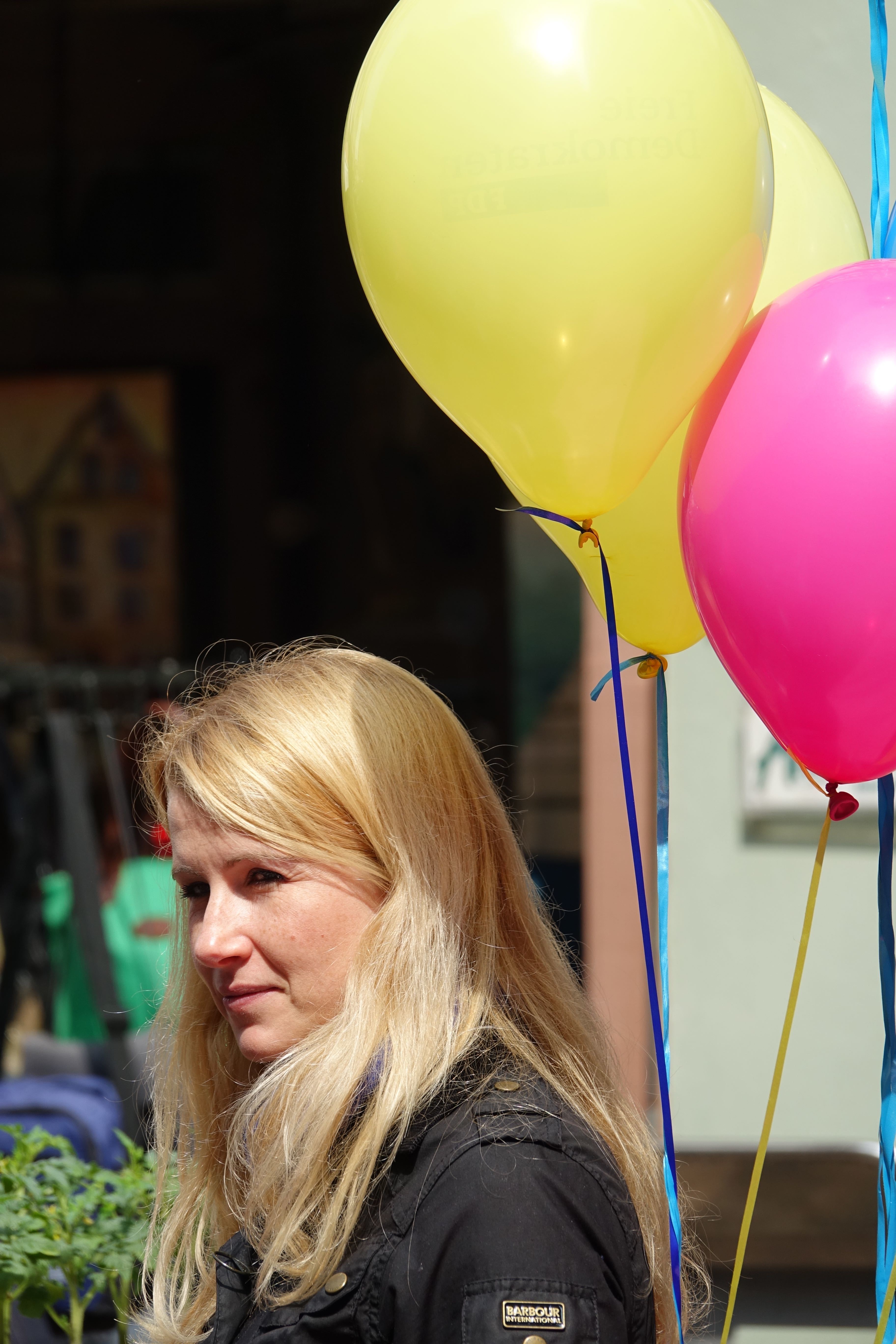 Farbenprächtiges Wertheim an einem Samstagmorgen im Mai 2019: Markt in der Altstadt, letzte Stundenvor der Europawahl, deutsch-französische Kulturtage