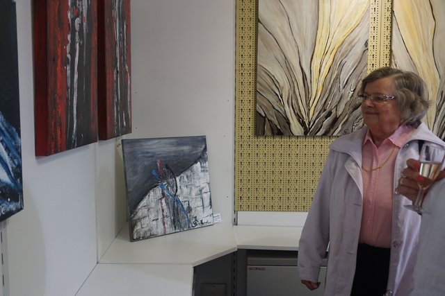 Rundgang mit Blick auf die Kunstwerke.